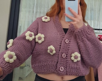 Cardigan en tricot au crochet avec fleurs marguerites | haut court pour femme | Cardigan épais fleuri tendance | Veste en tricot à fleurs blanche lilas pour elle