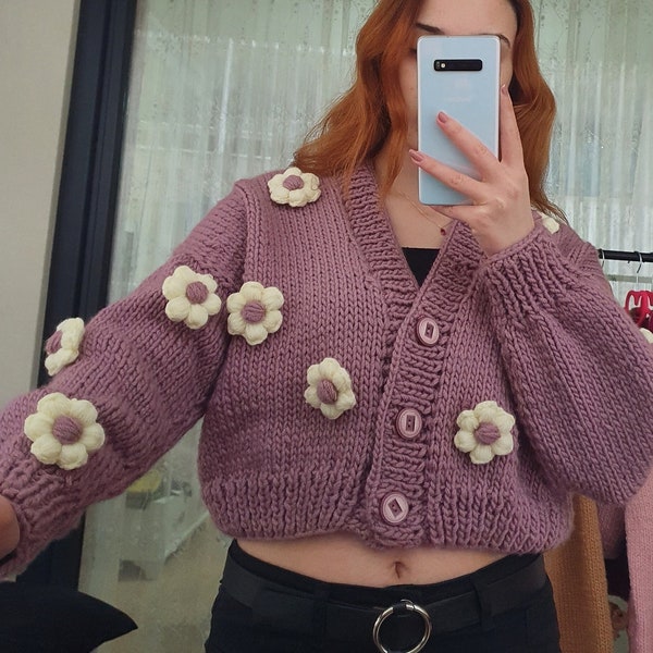 Cardigan en tricot au crochet avec fleurs marguerites | haut court pour femme | Cardigan épais fleuri tendance | Veste en tricot à fleurs blanche lilas pour elle