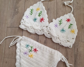 Crochet White Two Piece Bikini Set - Maillots de bain tricotés à la main - Mode plage - Vêtements de natation tricotés