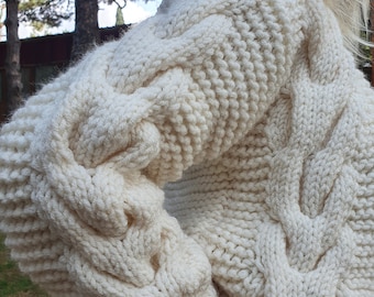 Grobstrick Strickjacke: Handgestrickter Wollpullover mit Zopfmuster