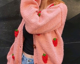 Handgestrickte Erdbeer-Strickjacke: Grobstrick Strickjacke in Übergröße