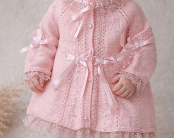 Handgestrickte Baby-Mädchen Kleid Rosa Spitze Trim Bogen Detail Soft Handmade Outfit