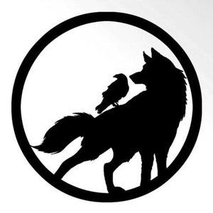 Puede incluir: Silueta negra de un lobo con un cuervo posado en su espalda, sobre un fondo blanco dentro de un círculo negro.