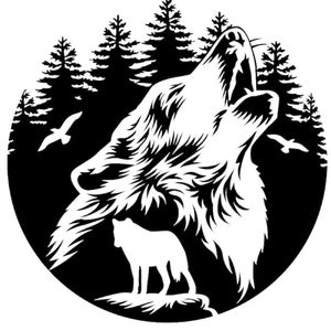 Puede incluir: Silueta en blanco y negro de un lobo aullando a la luna con un lobo más pequeño en primer plano. El lobo está rodeado de árboles.