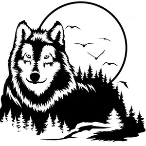Puede incluir: Ilustración en blanco y negro de un lobo con una silueta de bosque. Una luna llena y pájaros volando en el fondo. El lobo es el punto focal, con pelaje detallado y una expresión serena.