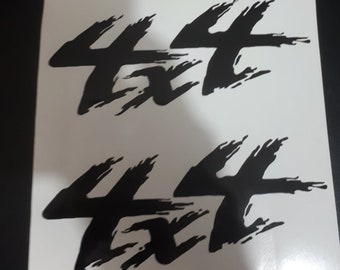 Peut inclure: Quatre autocollants en vinyle noir avec le numéro "44" dans une police stylisée et coulante. Les autocollants sont sur un fond blanc.