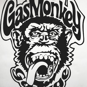Puede incluir: Ilustración en blanco y negro de un mono de dibujos animados con la boca muy abierta y la lengua fuera. El mono lleva un sombrero que dice "Gas Monkey Garage".