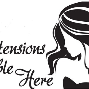 Può includere: Silhouette in bianco e nero di una donna con lunghi capelli fluenti. Il testo "Hair Extensions Available Here" è scritto in un font corsivo.