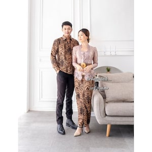 Couple set | full set of kebaya dress and men&#39;s batik shirt, Modern Couple Sarimbit Batik Arjuna | Kebaya Mauve Glossy