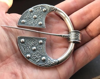 Replica XXL in argento massiccio 925 della spilla penannulare con borchie di Ballyspellan del IX secolo. Personalizzabile.