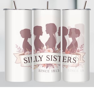Könnte beinhalten: Weißer Becher mit Strohhalm. Das Design zeigt fünf braune Silhouetten von Frauen, mit den Worten "SILLY SISTERS" auf einem Banner mit floralen Akzenten. Der Text "SINCE 1813" steht darunter.