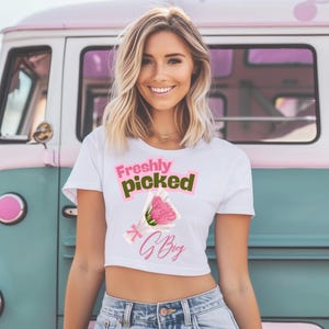 Camiseta grande y pequeña recién recogida PNG, ramo de flores, clip del mercado de agricultores, camiseta estética para bebé grande y pequeña en tonos pastel png