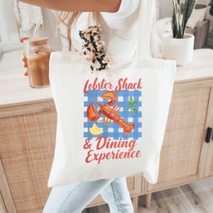 Camiseta de langosta PNG, Clipart de pescador con estética costera, Diseño de chica cocotera, Sublimación para amantes de los mariscos, Descarga de langosta retro PNG