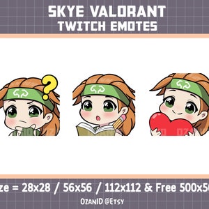 Op de afbeelding: Drie cartoon-emotes van Skye uit Valorant, een populair videospel. De emotes zijn in chibi-stijl, met grote ogen en kleine lichamen. De eerste emote toont Skye met een verwarde uitdrukking, de tweede toont haar een boek aan het lezen, en de derde toont haar een hart vasthoudend. De emotes zijn verkrijgbaar in drie formaten: 28x28, 56x56 en 112x112 pixels. Een gratis 500x500 pixel-versie is ook beschikbaar.