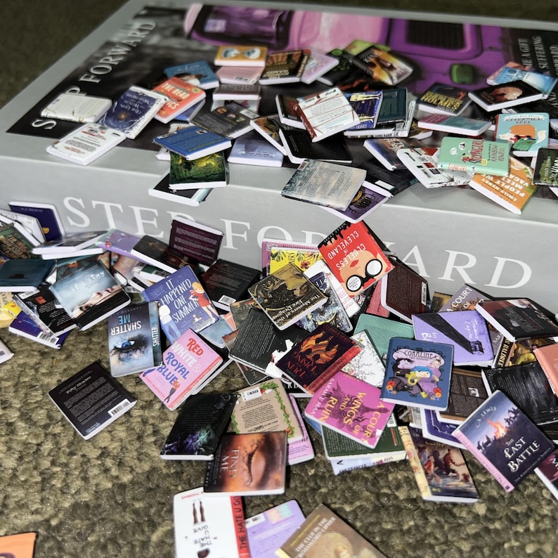 Puede incluir: Una gran colecci&oacute;n de libros de bolsillo en miniatura de varios colores y t&iacute;tulos, incluyendo "Me Shatter", "It Happened One Summer", "Red, White & Royal Blue", "The Ruin", "Wings of Fire", "Cleveland, Clueless", "The Last Battle" y "And the Court of Thorns and Roses".