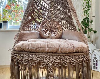 Makramee Hängeschaukel Stuhl: Dunkel Beige mit Blush Pink Kissen