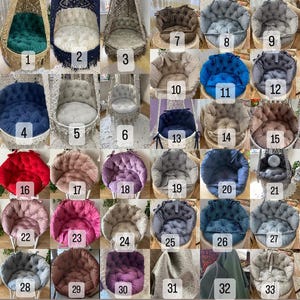 K&ouml;nnte beinhalten: Eine Sammlung von 33 verschiedenen runden, pl&uuml;schigen und stoffbezogenen Kissen in verschiedenen Farben und Mustern. Die Kissen sind in Reihen angeordnet und von 1 bis 33 nummeriert.