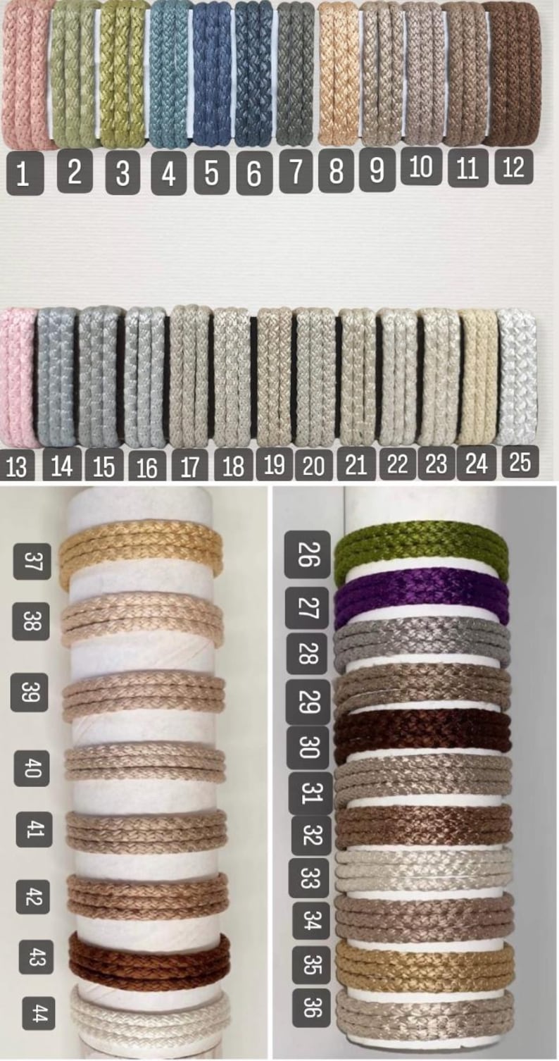 K&ouml;nnte beinhalten: Eine Sammlung von 44 verschiedenen Farben geflochtener Kordel, die auf einem wei&szlig;en Hintergrund und einem Holzstab pr&auml;sentiert werden. Die Kordeln sind von 1 bis 44 nummeriert.