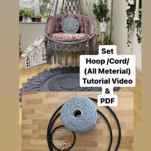 Può includere: Un set per realizzare una sedia a dondolo in macramè. Il set include una corda grigia, due cerchi in metallo nero, perline di legno e fascette di plastica bianche. L'immagine mostra anche una sedia a dondolo in macramè finita con un cuscino rosa.