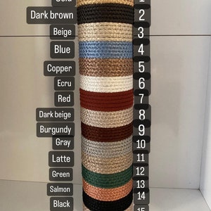 Puede incluir: Primer plano de 15 muestras de cuerda trenzada de diferentes colores, numeradas del 1 al 15. Los colores incluyen dorado, marrón oscuro, beige, azul, cobre, crudo, rojo, beige oscuro, burdeos, gris, latte, verde, salmón, negro y capuchino.