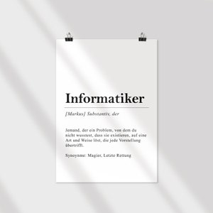 Könnte beinhalten: Ein schwarz-weißes druckbares Poster mit dem deutschen Wort "Informatiker" definiert als "Jemand, der ein Problem löst, von dem du nicht wusstest, dass es existiert, auf eine Weise, die jede Vorstellungskraft übertrifft." Das Poster enthält auch die Synonyme "Magier" und "Letzte Rettung".