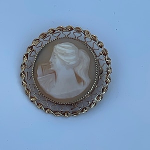Vintage 12K Gold-Filled Shell Cameo Brooch.