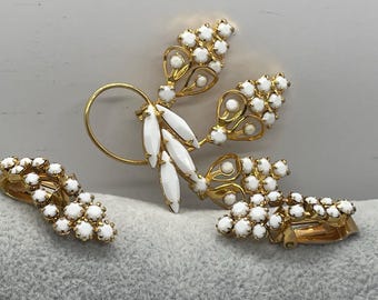 Vintage Milk Glass Cluster Brooch & Clip-On Earrings Set – Gold Tone.