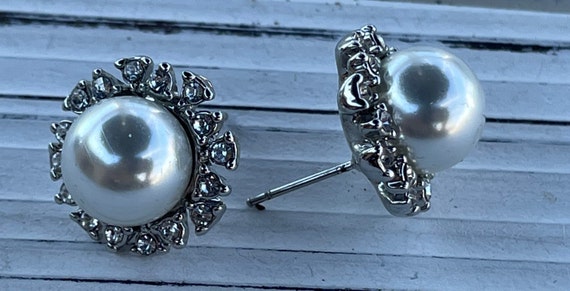 Vintage Crystals and Faux Pearls stud Earrings - image 3