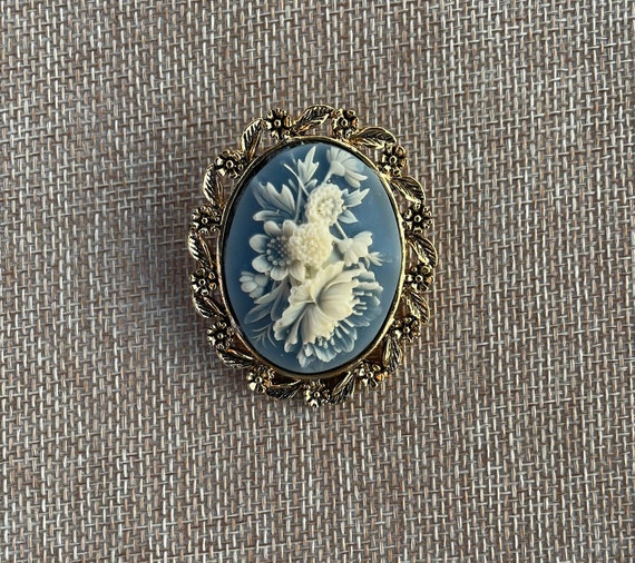 Vintage Floral Cameo brooch