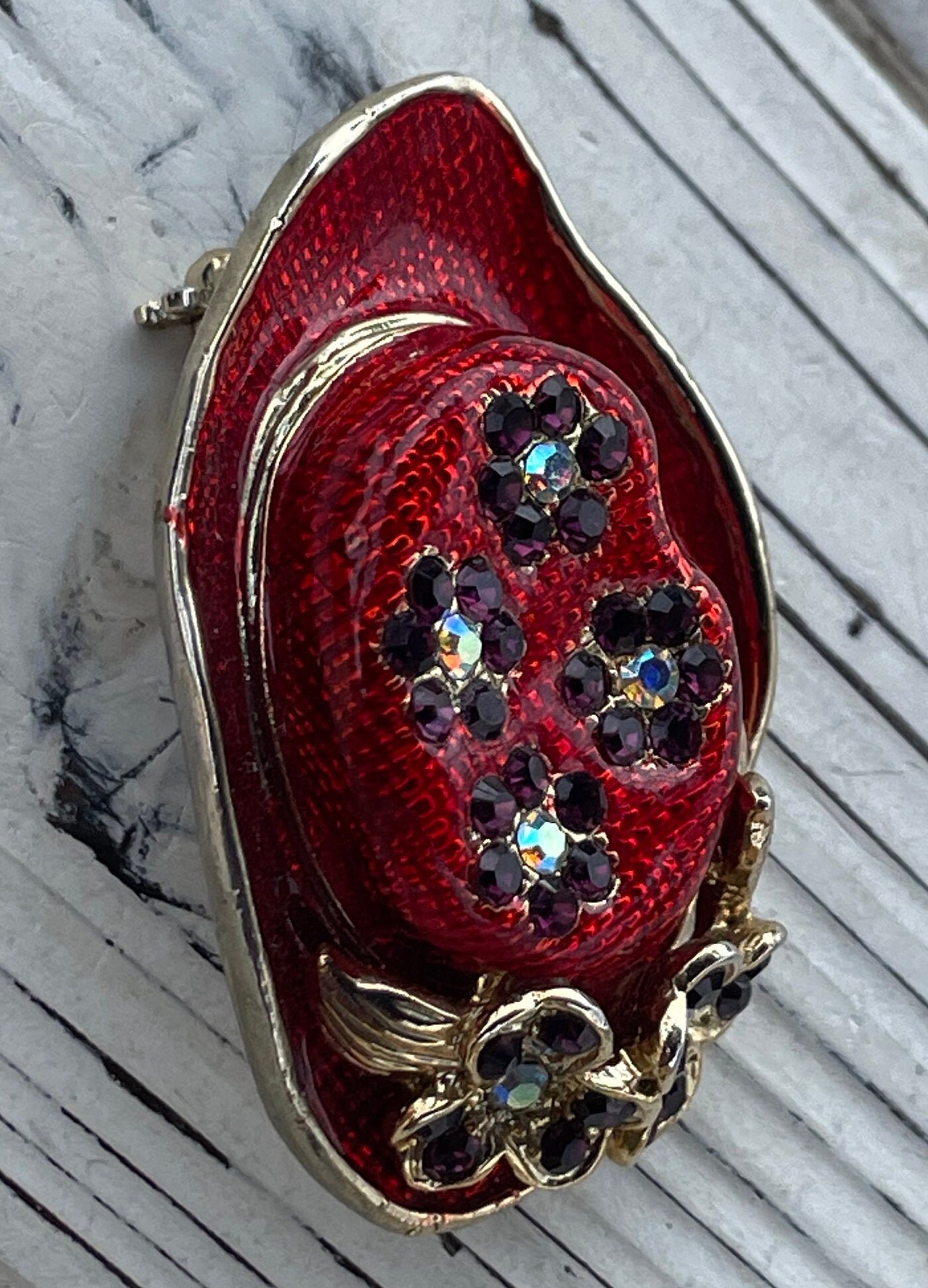 Broche Chapeau Rouge Avec écharpe & Lunettes - Porte-monnaie Inclus - Neuf Sans Emballage