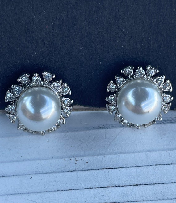 Vintage Crystals and Faux Pearls stud Earrings - image 1