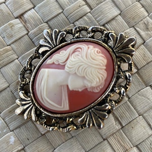 Peri shop cameo brooch