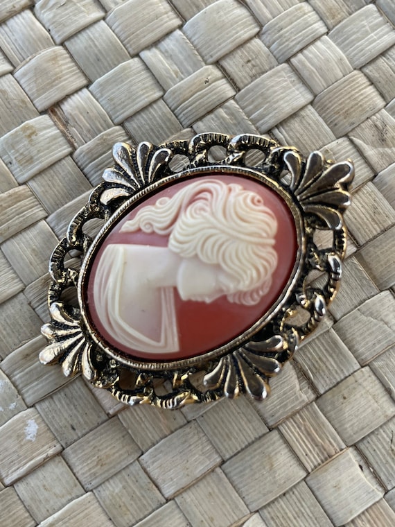 Vintage Peri Cameo Brooch Pendant