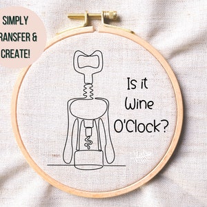Puede incluir: Un dibujo en blanco y negro de un sacacorchos con el texto "Is it Wine O'Clock?" sobre un fondo blanco en un aro de bordado de madera.