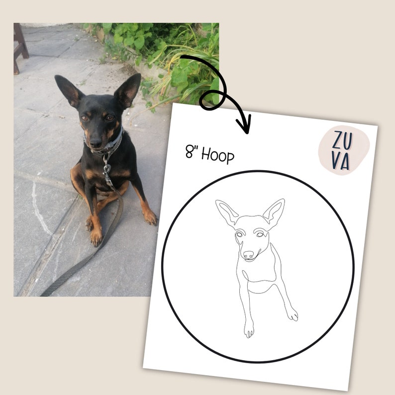 K&ouml;nnte beinhalten: Zeichnung eines schwarzen und braunen Hundes auf einem 20 cm gro&szlig;en Stickrahmen. Der Hund sitzt mit gekreuzten Beinen und geneigtem Kopf. Die Zeichnung ist in Schwarzwei&szlig;.