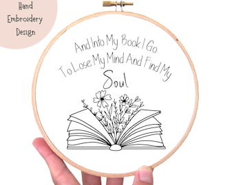 Könnte beinhalten: Schwarz-weiß Stickerei-Design eines offenen Buches mit Blumen, die daraus wachsen. Der Text lautet "And into my book I go to lose my mind and find my soul."
