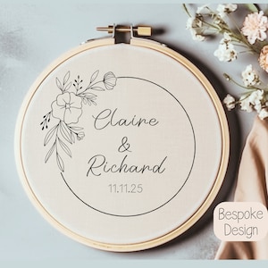 Peut inclure: Un cercle de broderie blanc avec un motif floral noir et le texte "Claire & Richard 11.11.25".