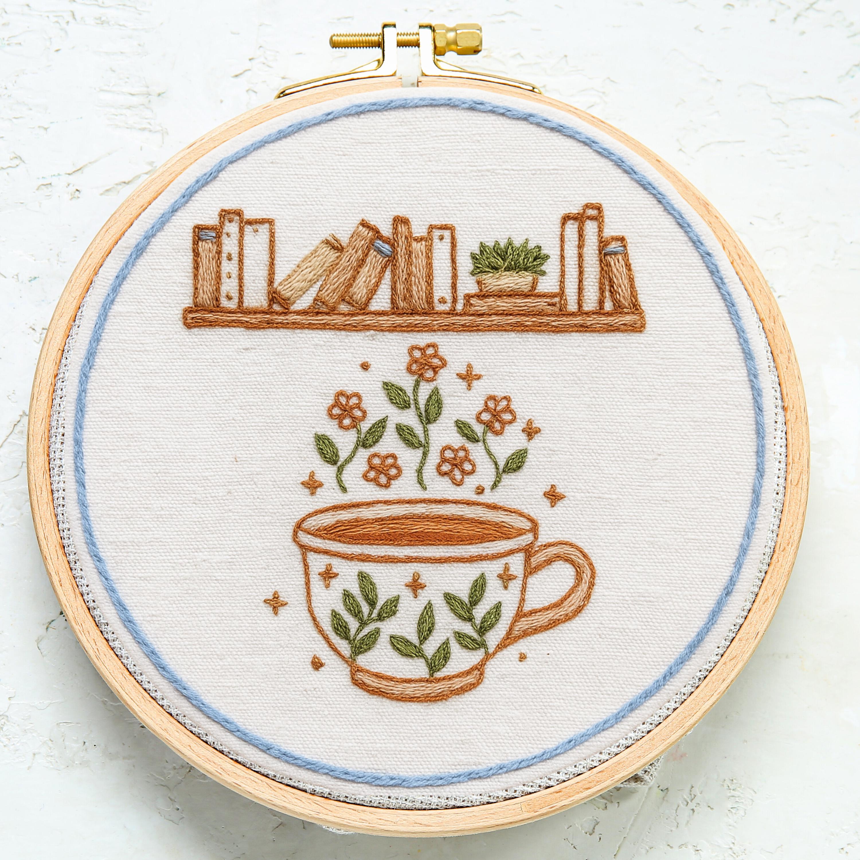 ビンテージ風 ティーポット刺繍アート ボヘミアン風ティーカップと本棚の手刺繍 - ダウンロード可能なPDF手