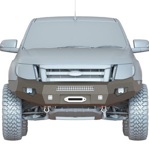 Puede incluir: Vista frontal de una camioneta gris con un parachoques delantero marrón personalizado. El parachoques tiene una barra de luces LED incorporada, un cabrestante y ganchos de remolque. La camioneta tiene neumáticos todoterreno grandes.