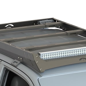 Könnte beinhalten: Ein graues Metalldachgepäckträger mit einer vorne montierten Lichtleiste. Der Gepäckträger ist für einen Pick-up-Truck ausgelegt.