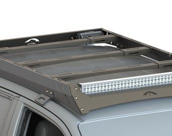 Könnte beinhalten: Ein graues Metalldachgepäckträger mit einer vorne montierten Lichtleiste. Der Gepäckträger ist für einen Pick-up-Truck ausgelegt.