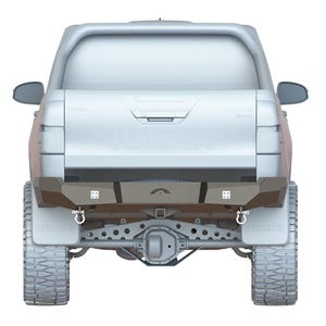 Peut inclure: Vue arrière d'un pick-up argenté avec un pare-chocs en acier noir, des crochets d'attelage et une roue de secours. Le pick-up a une doublure de caisse noire et un hayon noir.