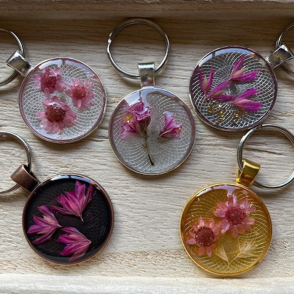 Porte clé ou porte clefs en métal avec des fleurs séchées couleurs au choix