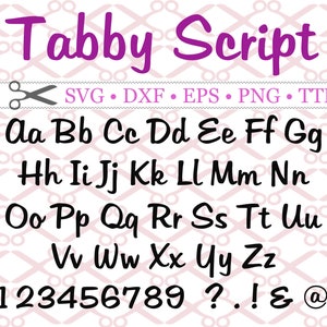 以下が含まれることがあります： 紫色のタイトル「Tabby Script」が付いた白黒のフォントアルファベット。アルファベットには大文字、小文字、数字、句読点などが含まれています。テキスト「SVG • DXF • EPS • PNG • TTF」も含まれています。
