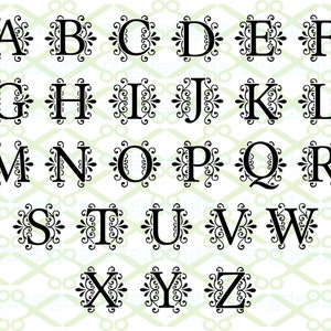 Puede incluir: Un alfabeto en blanco y negro con adornos decorativos alrededor de cada letra. Las letras est&aacute;n en un estilo de fuente tradicional.