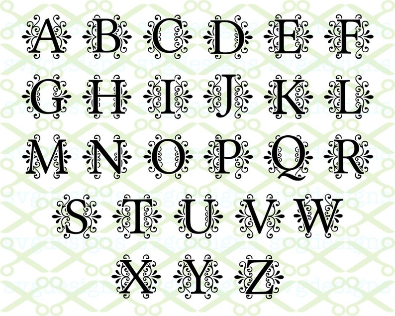 Puede incluir: Un alfabeto en blanco y negro con adornos decorativos alrededor de cada letra. Las letras est&aacute;n en un estilo de fuente tradicional.