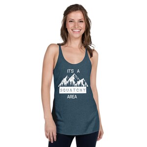 C&#39;est un réservoir de zone squatchy ; Sasquatch ; Bigfoot ; Réservoir Sasquatch ; Réservoir Bigfoot ; Randonnée; Aventure; Zone Squatchy ; Débardeur à dos nageur pour femme