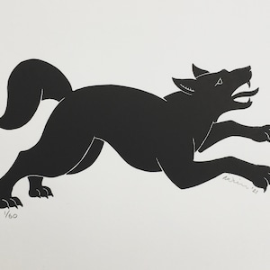 Peut inclure: Impression en silhouette noire et blanche d'un loup courant, avec la signature de l'artiste et le numéro 1/60 en bas à droite.