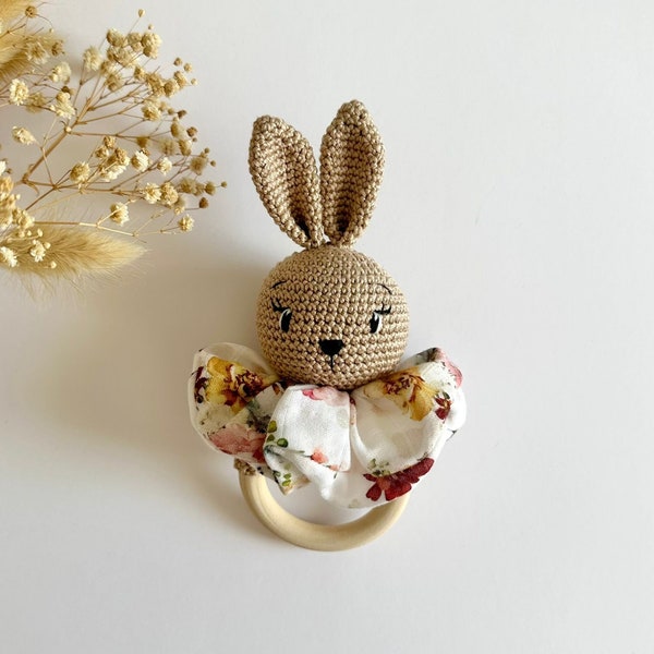 Hochet bébé au crochet avec anneau de dentition en bois et son chouchou à choisir | Hochet lapin avec grelot et papier bruissant