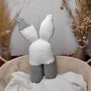 Doudou lapin pour bébé, peluche fait main au crochet pour nouveau né image 3